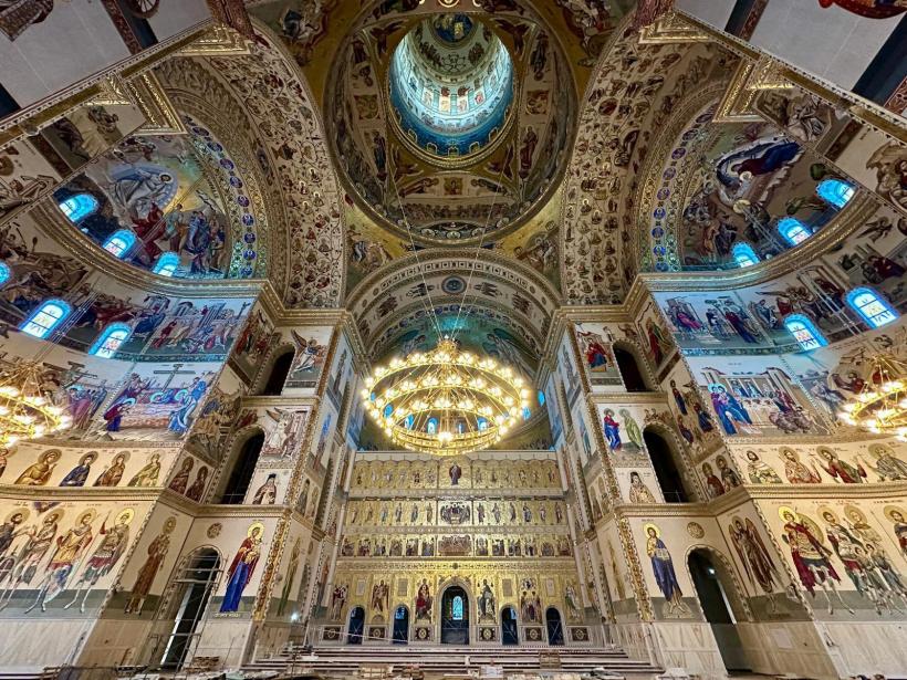 Catedrala Națională și simbolistica sfinților de pe cele 27 de uși de bronz 18976736