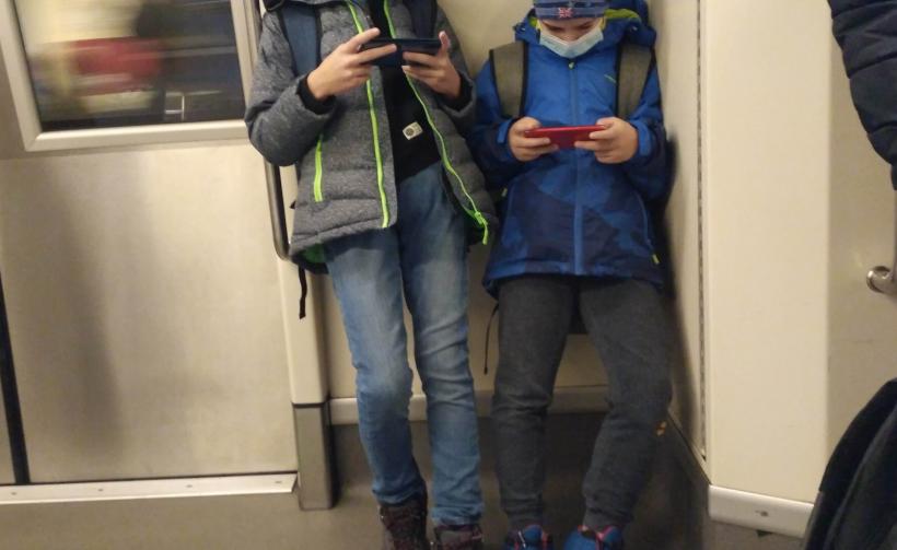 Copiii care folosesc rețelele sociale obțin scoruri mai mici la testele de citire și memorie 18976798