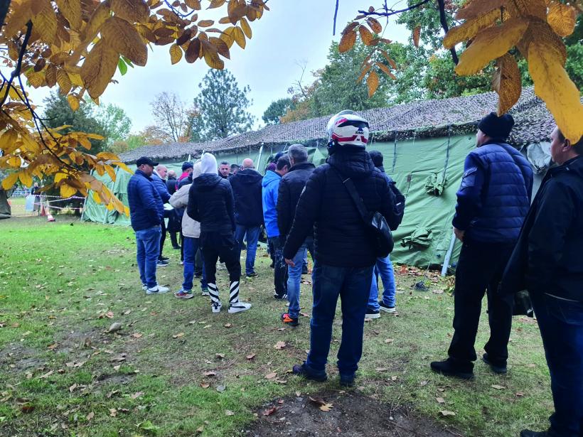 Plutonul boșorogilor: Armata a mobilizat artrite, vezici slăbite, miopii. Plus șprițari