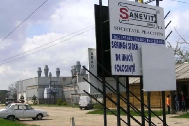 Foști angajați ai fabricii Sanevit Arad și-au primit salariile restante după mai bine de un deceniu