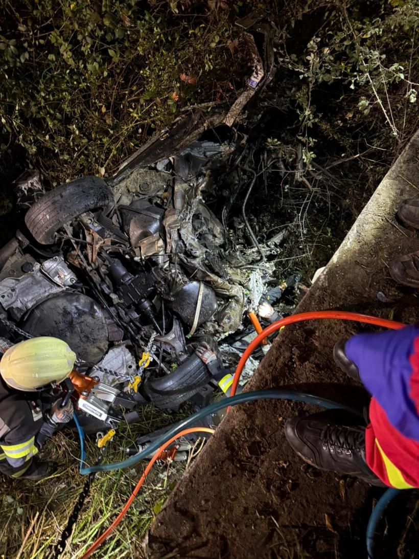 Un tânăr de 23 de ani a murit după ce mașina lui s-a răsturnat într-un șanț cu apă