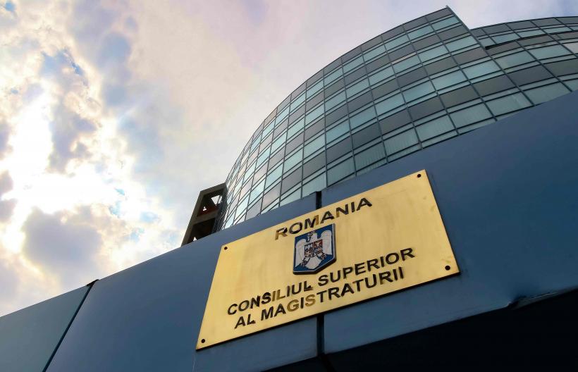 Referendumul propus de USR și PNL, „mort” din fașă: Revizuirea Constituției din cauza deciziilor CCR pe pensiile judecătorilor și procurorilor, imposibil de realizat 18977140