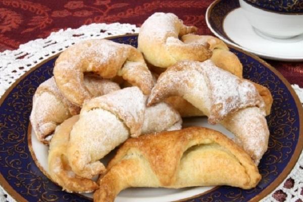 Rețeta tradițională de cornulețe cu gem fragede și delicioase