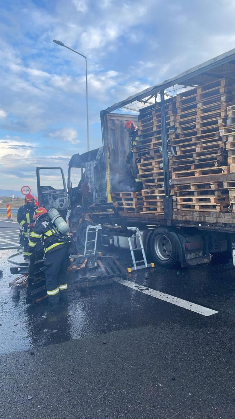 TIR cu 300 de europaleți, mistuit de flăcări pe Centura Beiușului. Pompierii au reușit să salveze mare parte din încărcătură