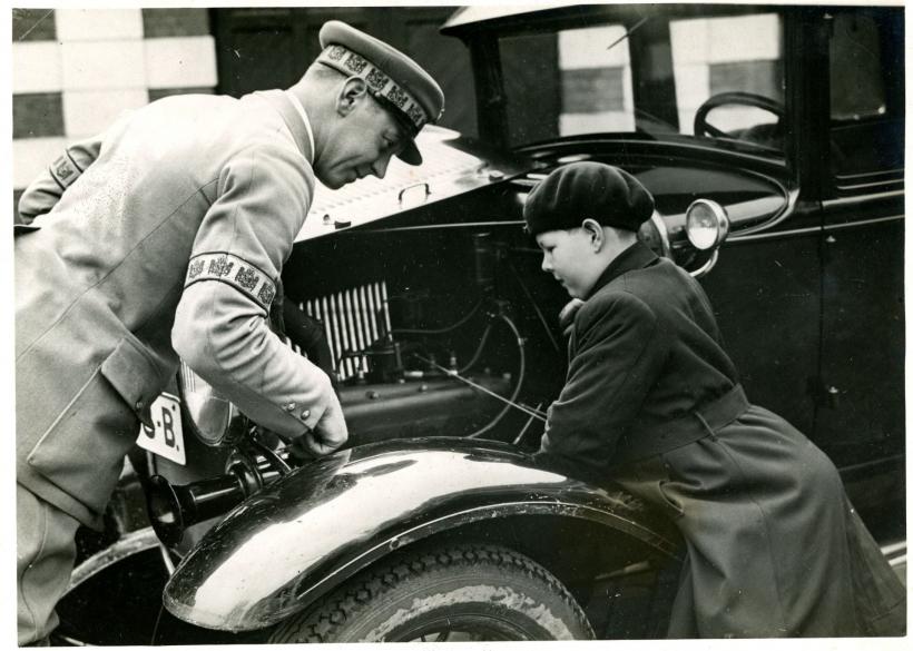 Mihai, regele de porțelan 18977270