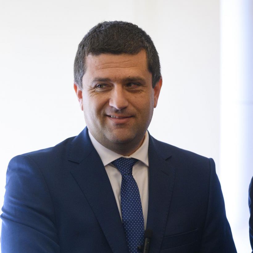 Societatea Națională a Sării – Salrom ajunge la USR 18977297