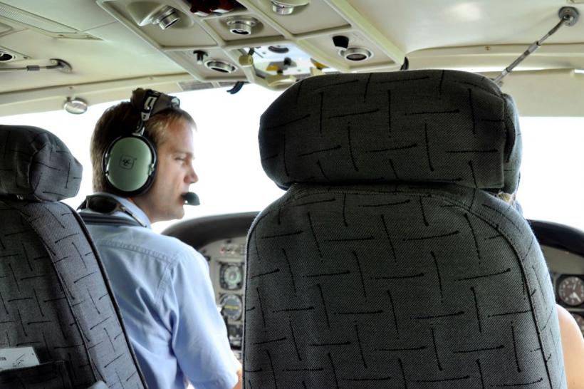 Surpriză în topul salariilor din România: Transporturile aeriene detronează IT-ul. Cât câștigă piloții și echipajele de zbor