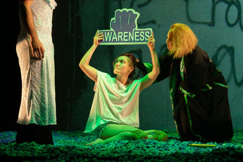 Premieră semnată de Radu Apostol la Teatrul EXCELSIOR.​​​​​​​ Dark Play de Carlos Murillo - o radiografie a adolescenței în era digitală 18977609