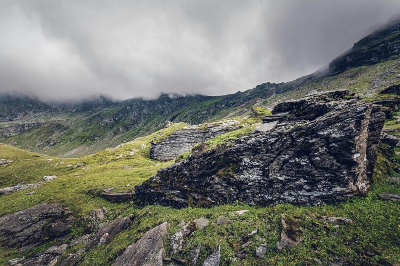 Doi turiști au murit după ce au căzut sute de metri pe o pantă în Munții Făgăraș
