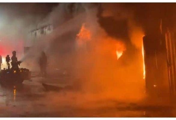 Incendiu puternic într-o hală gater din Suceava. Pompierii au reușit să salveze clădirea principală