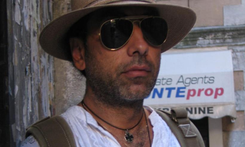 Un interviu uitat cu scenograful Dragoș Buhagiar, președintele UNITER: „Îmi plac castelele de nisip pe care le iau valurile. Au o graţie a lor, o durată limitată, sunt unice”