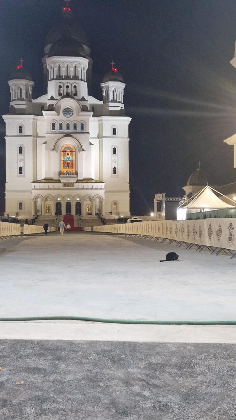 REPORTAJ. Sfințirea Catedralei Mântuirii Neamului: Portrete de chiriași în „casa cea mare a lui Dumnezeu” 18977892