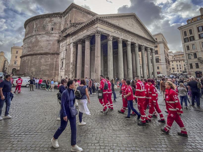 Un turist japonez a murit după ce a căzut de pe zidul de protecție al Panteonului din Roma