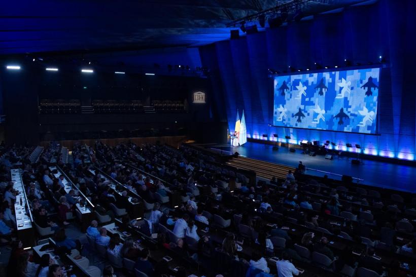 Ambasadoarea României la UNESCO, Simona-Mirela Miculescu a cântat Sanie cu zurgălăi alături de Junii Sibiului pe scena Sălii mari a UNESCO de la Paris 18977989