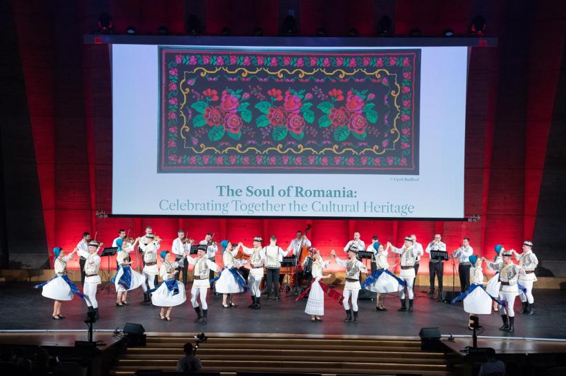 Ambasadoarea României la UNESCO, Simona-Mirela Miculescu a cântat Sanie cu zurgălăi alături de Junii Sibiului pe scena Sălii mari a UNESCO de la Paris 18977990