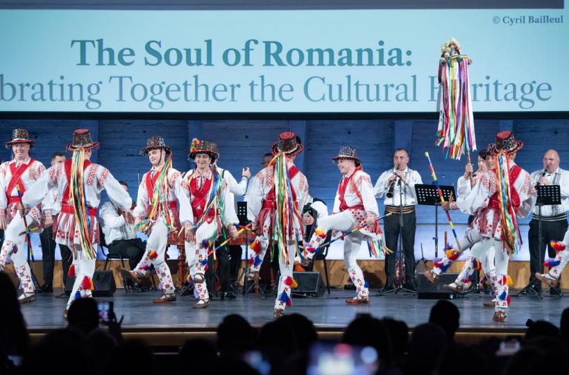 Ambasadoarea României la UNESCO, Simona-Mirela Miculescu a cântat Sanie cu zurgălăi alături de Junii Sibiului pe scena Sălii mari a UNESCO de la Paris 18977991