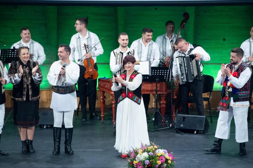 Ambasadoarea României la UNESCO, Simona-Mirela Miculescu a cântat Sanie cu zurgălăi alături de Junii Sibiului pe scena Sălii mari a UNESCO de la Paris 18977992