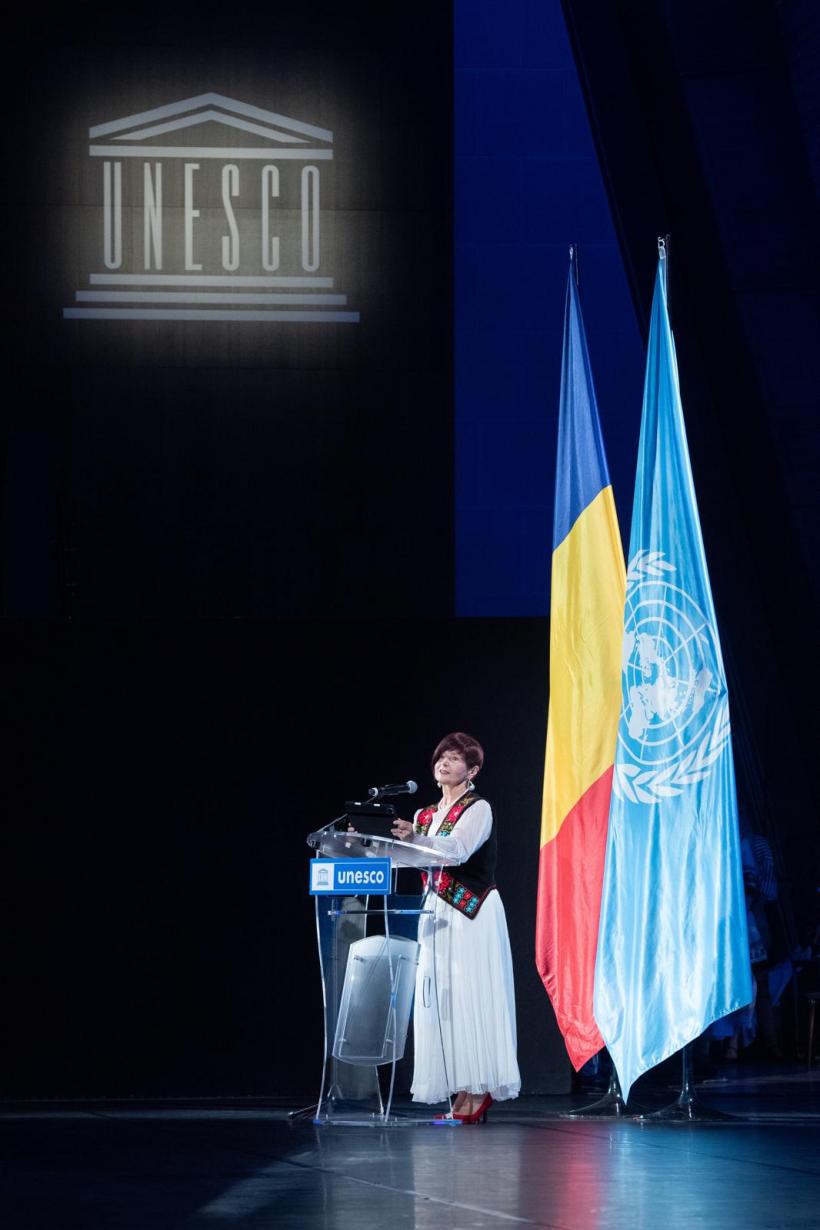 Ambasadoarea României la UNESCO, Simona-Mirela Miculescu a cântat Sanie cu zurgălăi alături de Junii Sibiului pe scena Sălii mari a UNESCO de la Paris 18977993