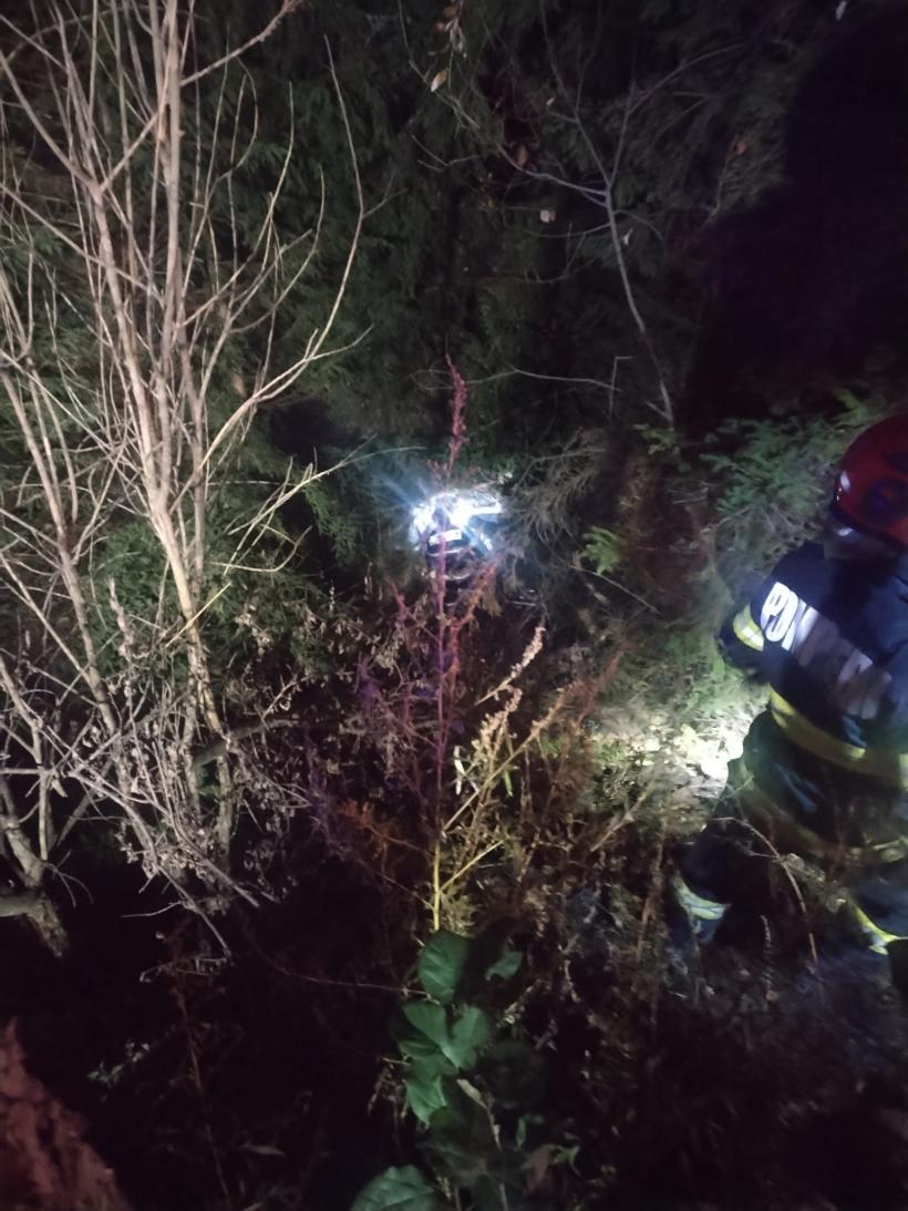 Șofer scos din râpă de pompieri, după ce a căzut cu tot cu mașină 18978153