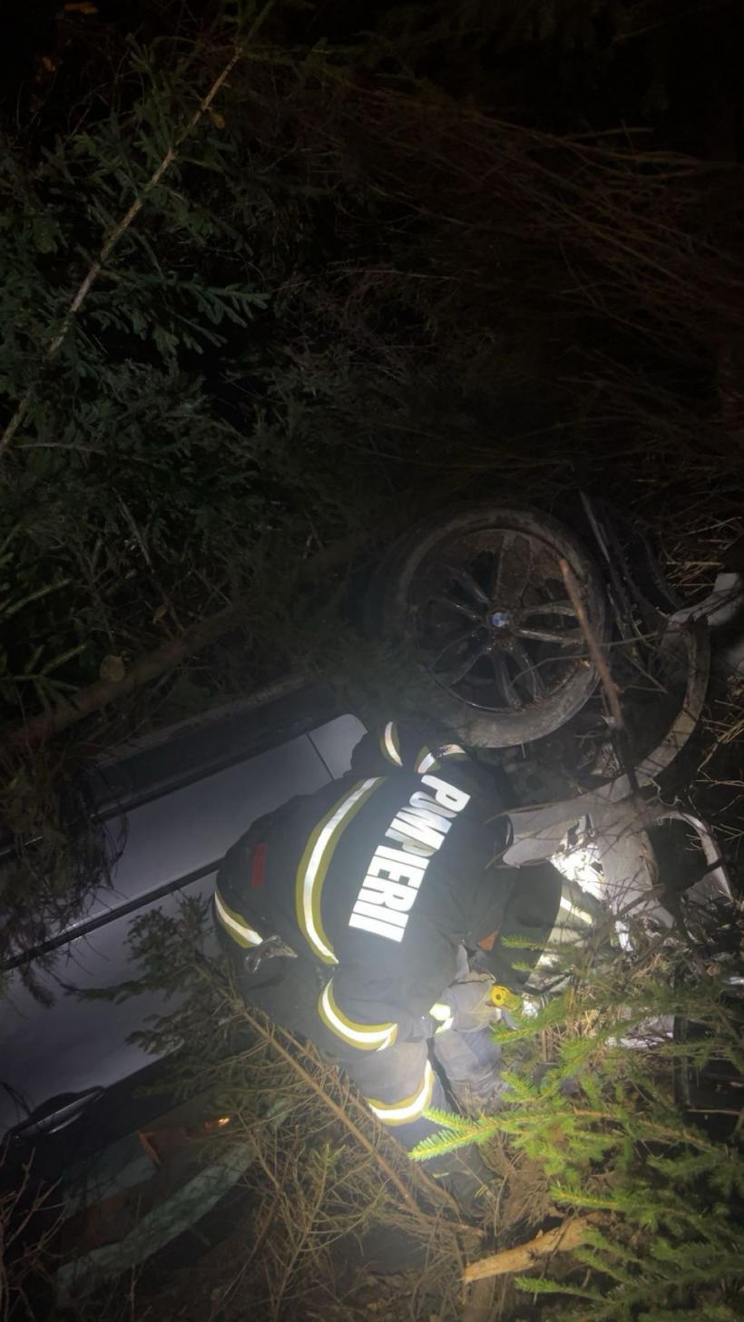 Șofer scos din râpă de pompieri, după ce a căzut cu tot cu mașină 18978156