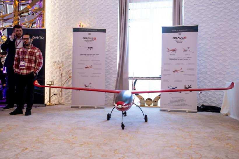 Românii care schimbă viitorul dronelor! BraveX lansează „roiurile zburătoare” controlate de AI – un singur om poate comanda zeci de aparate simultan