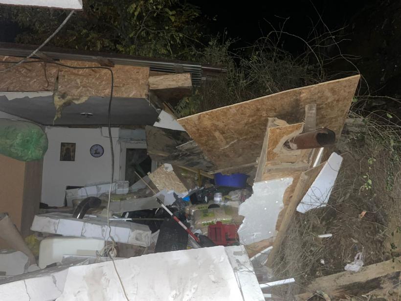 Alertă la Tulcea: Un mal de pământ s-a prăbușit peste o casă 18978536