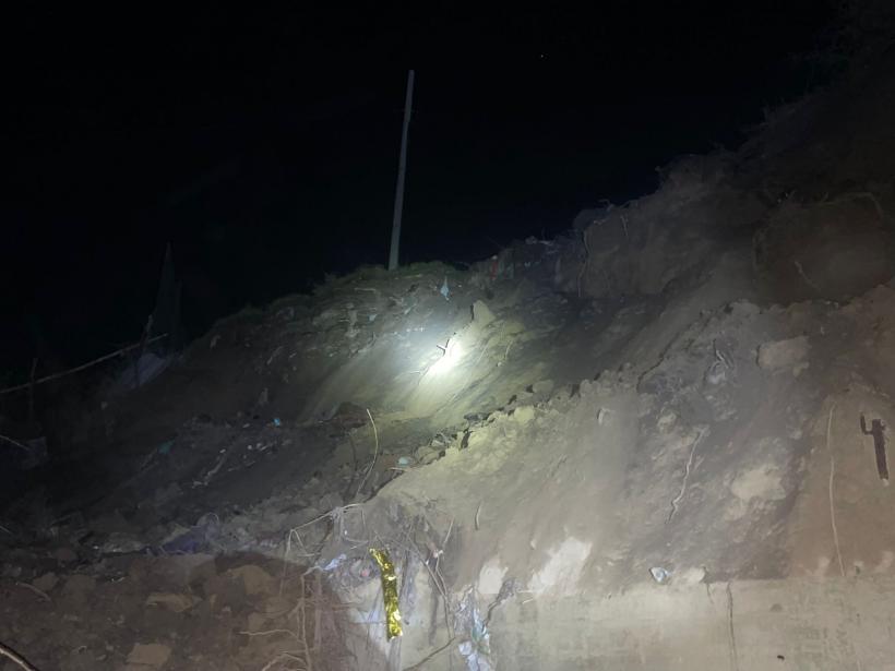 Alertă la Tulcea: Un mal de pământ s-a prăbușit peste o casă 18978537