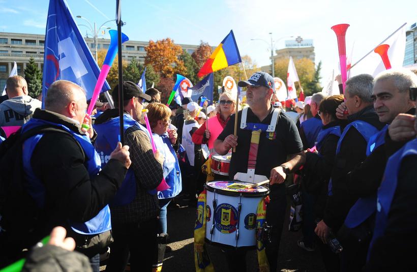 Câteva mii de sindicalişti protestează în Piaţa Victoriei împotriva măsurilor de austeritate 18978461