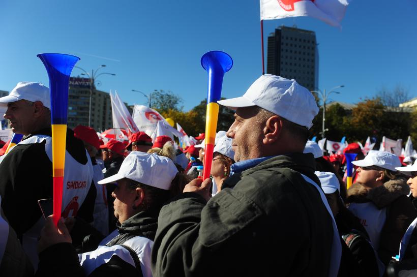 Câteva mii de sindicalişti protestează în Piaţa Victoriei împotriva măsurilor de austeritate 18978465