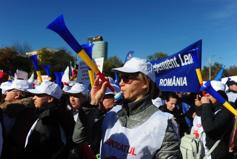 Câteva mii de sindicalişti protestează în Piaţa Victoriei împotriva măsurilor de austeritate 18978466