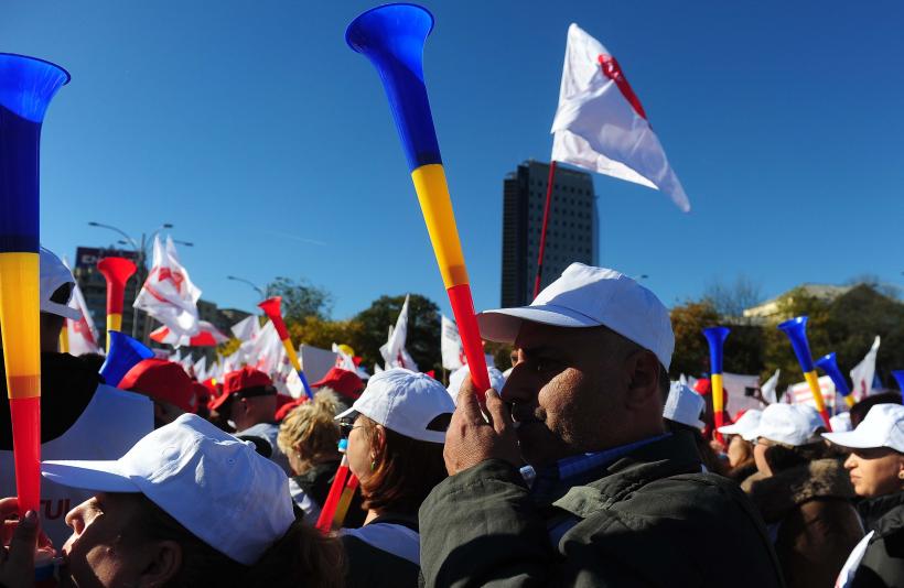 Câteva mii de sindicalişti protestează în Piaţa Victoriei împotriva măsurilor de austeritate 18978467