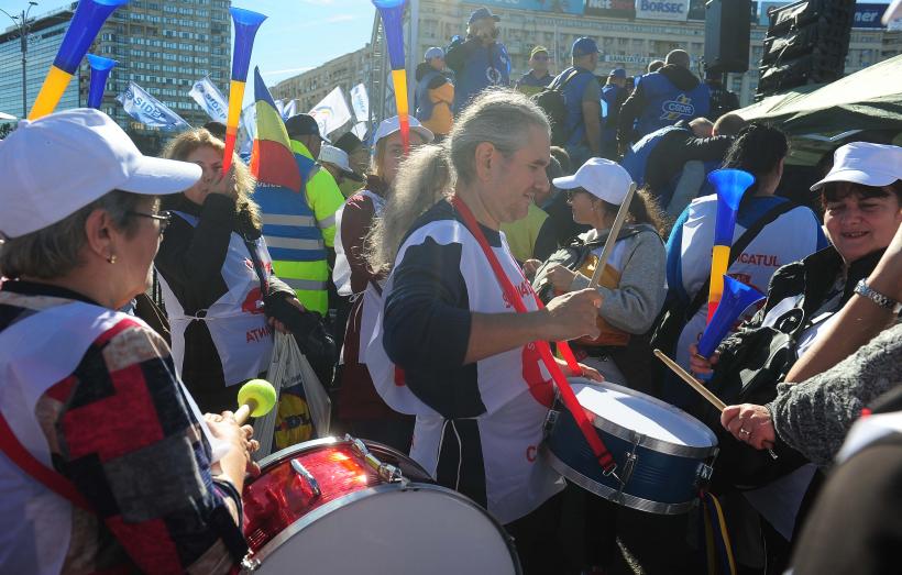 Câteva mii de sindicalişti protestează în Piaţa Victoriei împotriva măsurilor de austeritate 18978468