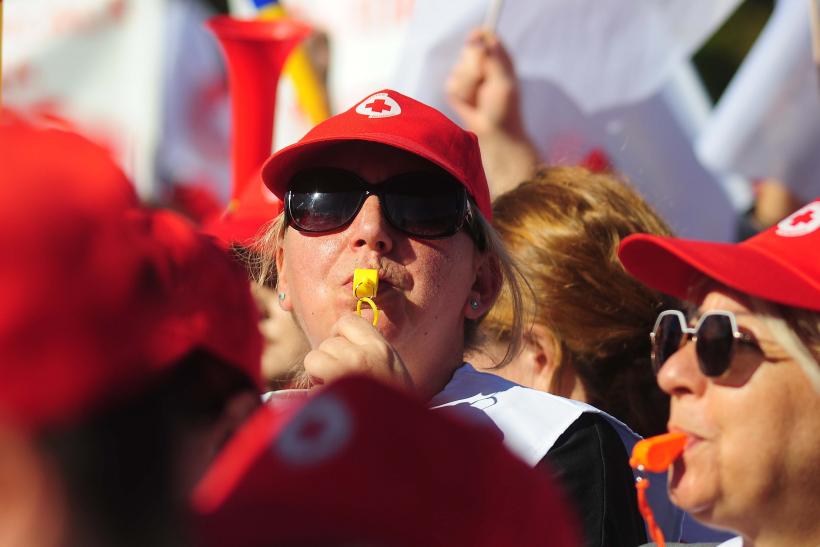 Câteva mii de sindicalişti protestează în Piaţa Victoriei împotriva măsurilor de austeritate 18978472