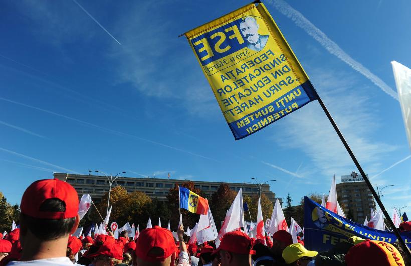 Câteva mii de sindicalişti protestează în Piaţa Victoriei împotriva măsurilor de austeritate 18978474