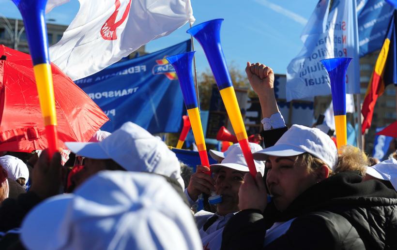 Câteva mii de sindicalişti protestează în Piaţa Victoriei împotriva măsurilor de austeritate 18978476