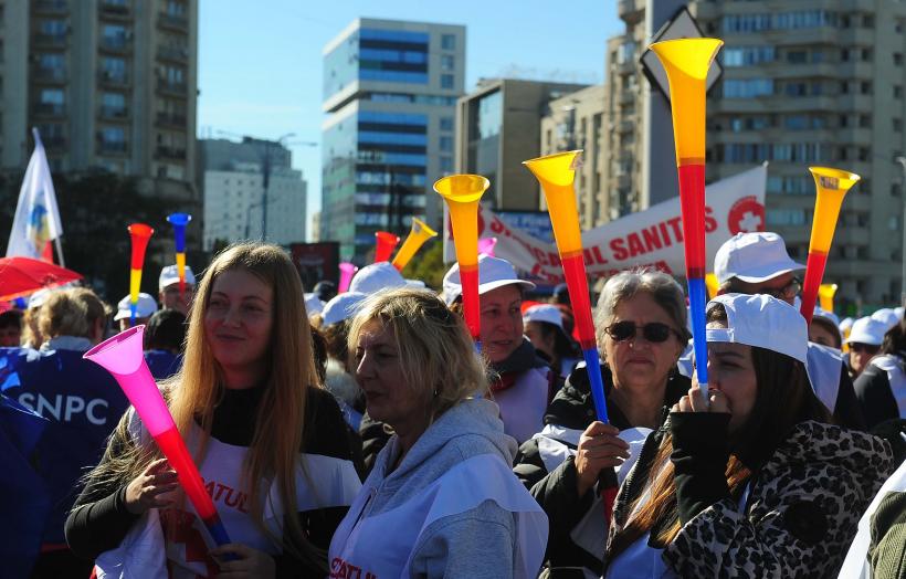 Câteva mii de sindicalişti protestează în Piaţa Victoriei împotriva măsurilor de austeritate 18978477