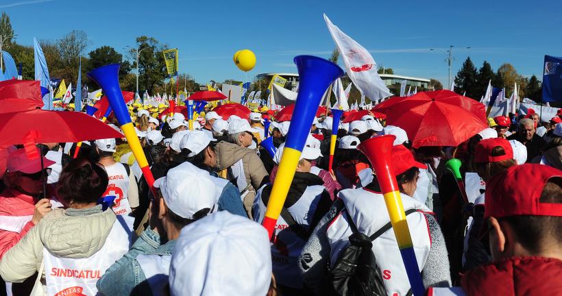 Câteva mii de sindicalişti protestează în Piaţa Victoriei împotriva măsurilor de austeritate 18978478