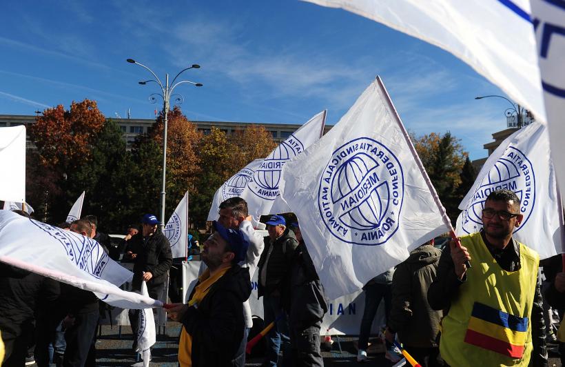 Câteva mii de sindicalişti protestează în Piaţa Victoriei împotriva măsurilor de austeritate 18978484