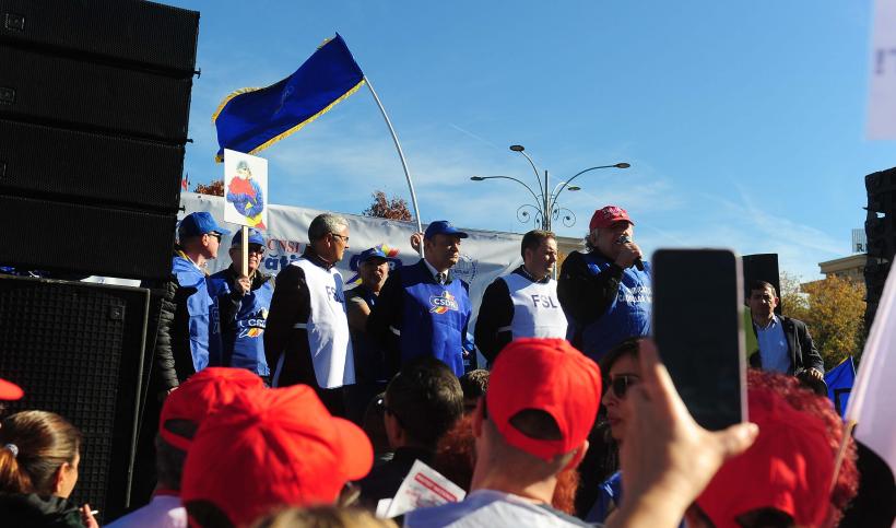 Câteva mii de sindicalişti protestează în Piaţa Victoriei împotriva măsurilor de austeritate 18978485