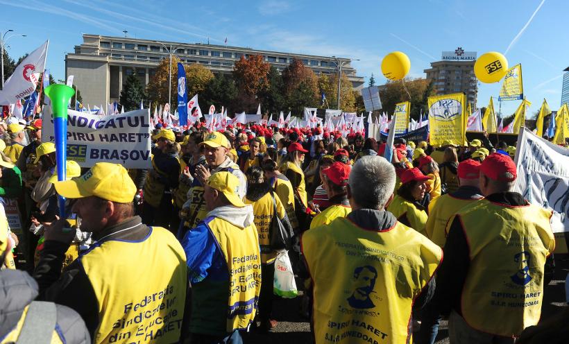 Câteva mii de sindicalişti protestează în Piaţa Victoriei împotriva măsurilor de austeritate 18978489