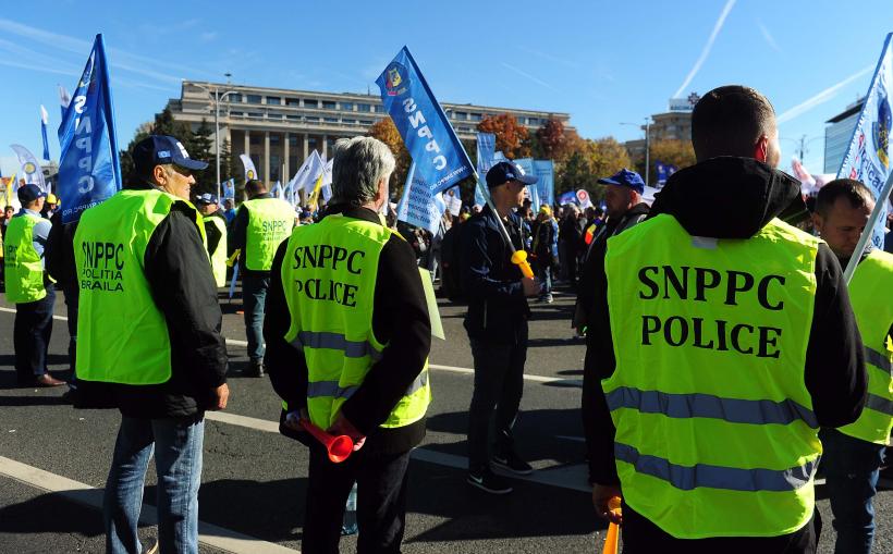 Câteva mii de sindicalişti protestează în Piaţa Victoriei împotriva măsurilor de austeritate 18978492