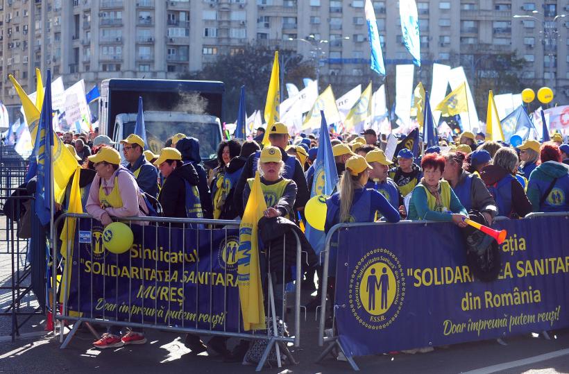 Câteva mii de sindicalişti protestează în Piaţa Victoriei împotriva măsurilor de austeritate 18978496