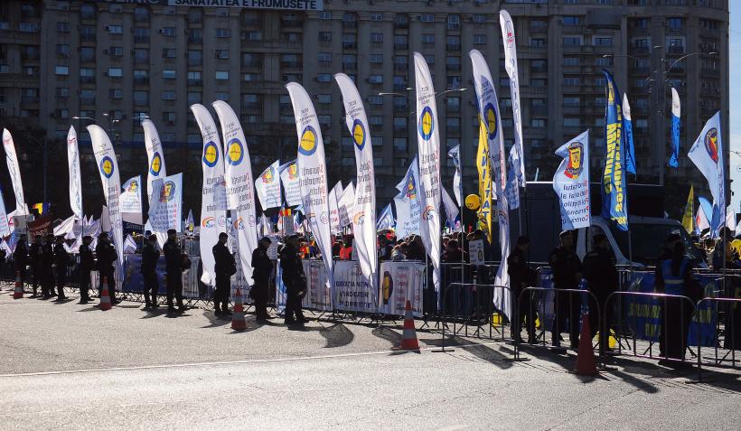 Câteva mii de sindicalişti protestează în Piaţa Victoriei împotriva măsurilor de austeritate 18978498