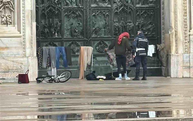 Un bărbat și-a pus hainele la uscat la intrare în Domul din Milano