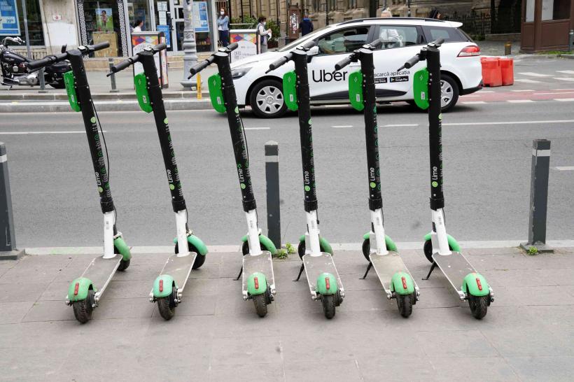 Trotinetele electrice, interzise în centrul și parcurile din Buzău. Amenzi de până la 1.500 lei pentru cei care încalcă regulile