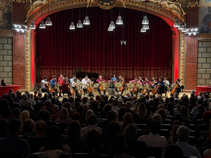 Violoncellissimo, în al 7-lea turneu naţional, a cucerit publicul din întreaga țară. Turneul  Național Clasic la puterea a treia se încheie la Iași, pe 8 noiembrie, la Palatul Culturii 18978261