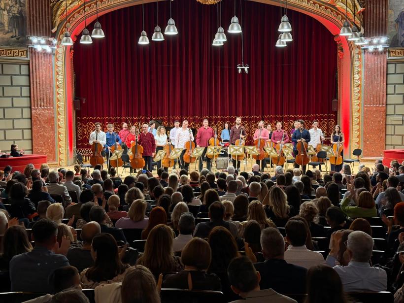 Violoncellissimo, în al 7-lea turneu naţional, a cucerit publicul din întreaga țară. Turneul  Național Clasic la puterea a treia se încheie la Iași, pe 8 noiembrie, la Palatul Culturii 18978263