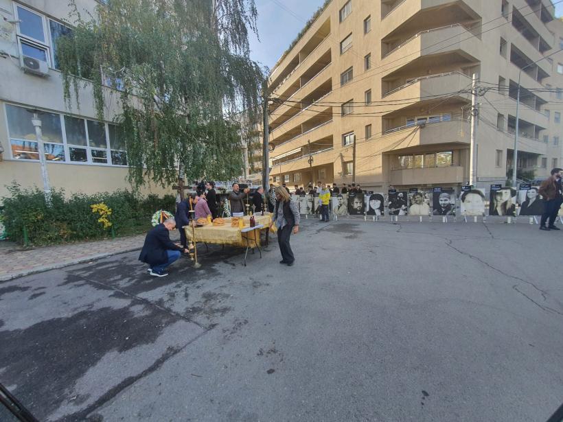 REPORTAJ: Un deceniu de la Colectiv. Piața celor 64 de fotografii alb-negru 18978707