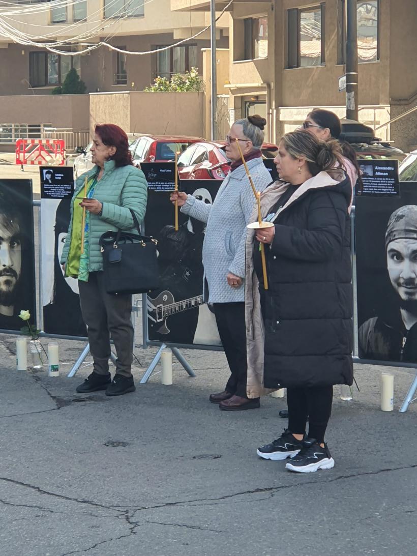 REPORTAJ: Un deceniu de la Colectiv. Piața celor 64 de fotografii alb-negru 18978711