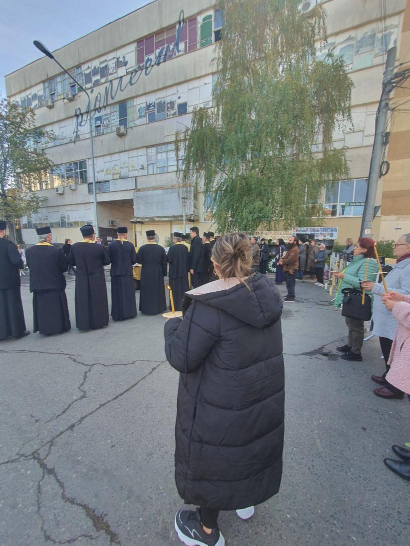 REPORTAJ: Un deceniu de la Colectiv. Piața celor 64 de fotografii alb-negru 18978712